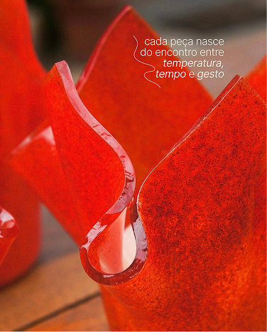 Peça gráfica em vidro vermelho