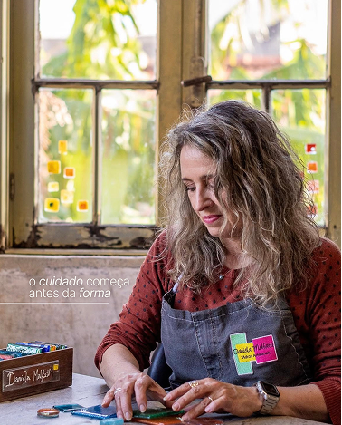 Artista trabalhando em seu ateliê